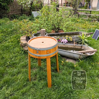 Ein Fasstisch, Bistrotisch mit Bohrung für Sonnenschirm