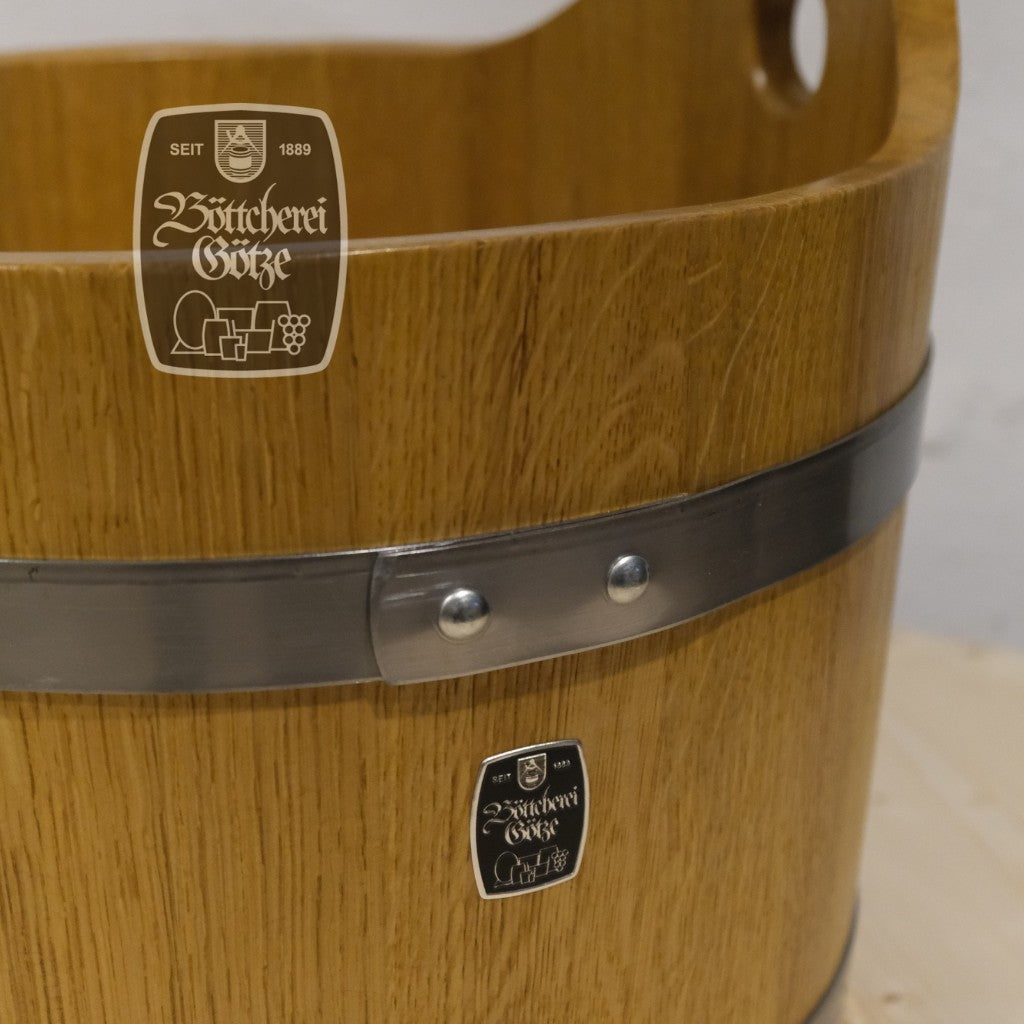 Die Fußbadewanne ist mit Edelstahlreifen abgebunden - hochwertig