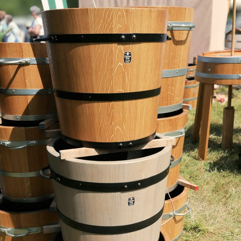 rustikale Eichenholzkübel mit schwarzen Reifen