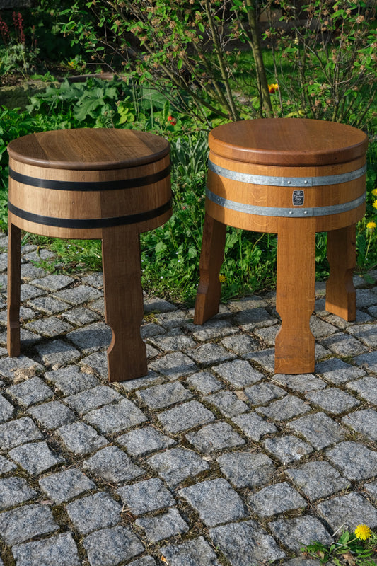 Dreibeiniger Fasshocker aus massiver Eiche