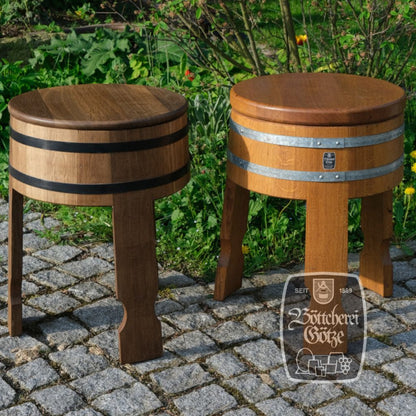 2 Varianten des Fasshockers - Rustikal gebeizt mit schwarzen Reifen und geölt mit silbernen Reifen