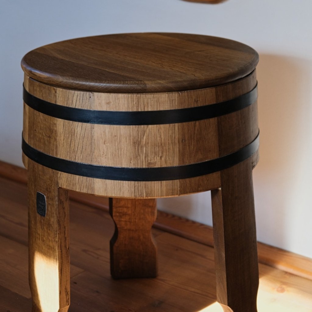 Edel verarbeiteter Fasshocker mit geschwungenen Füßen