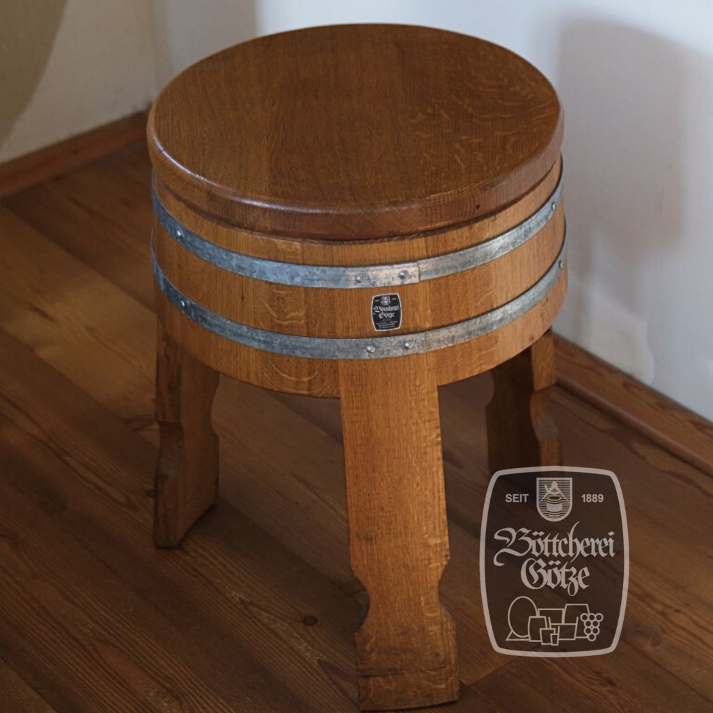 Ausführung eines Fasshockers mit silbernen Reifen