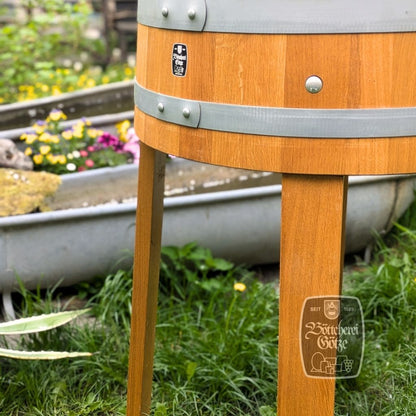 Fasstisch in der Seitenansicht