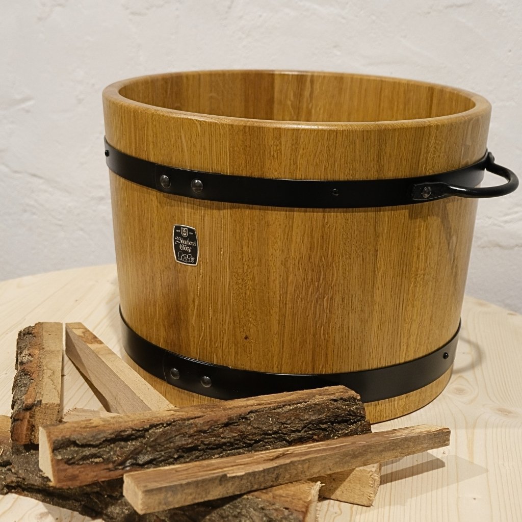 Fußbadewanne nach Küfertechnik mit schwarzen Reifen