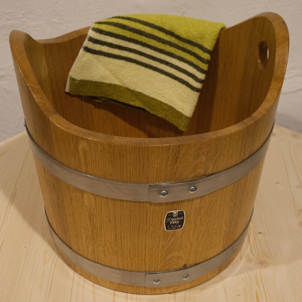 Die Fußbadewanne der Böttcherei Götze mit geschwungener Handdaube