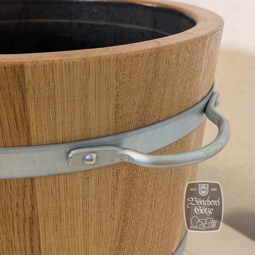 Angenietete Griffe am Metallreifen eines Kübels