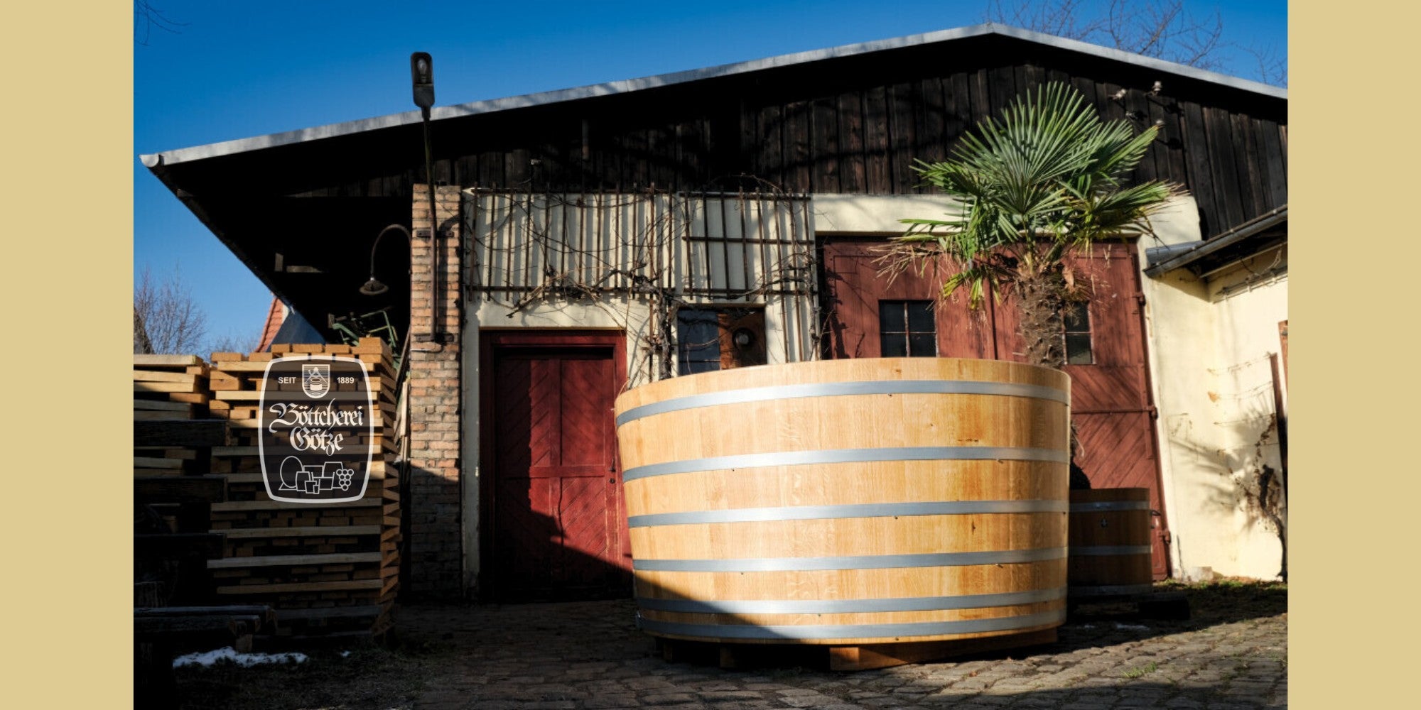 Mächtig wirkt dieser Pflanzbottich vor der Böttcherei Götze - Herzlich Willkommen!