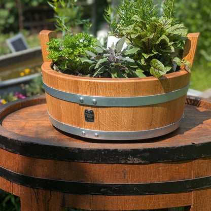 Eine Kräuterschale, die mit Minze , Petersilie und anderen Kräutern bepflanzt ist