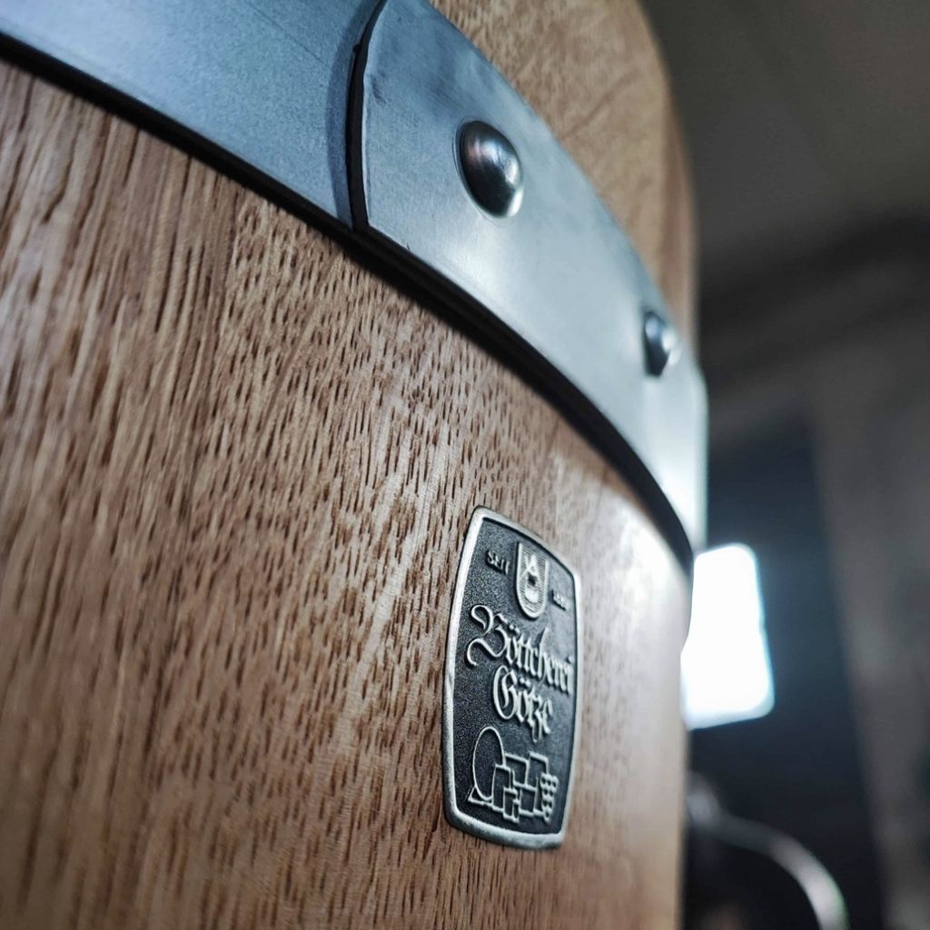 Markenzeichen der Böttcherei - geprägt in Metall