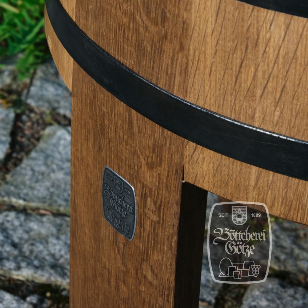 Die Fasshocker tragen das Metallemblem der Böttcherei Götze