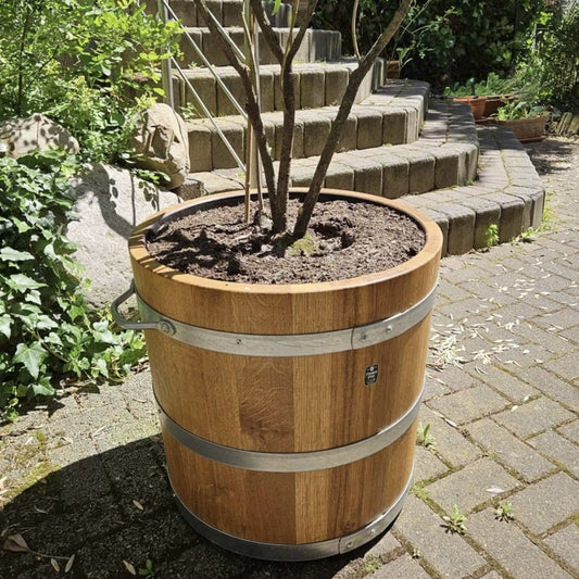 Nahaufnahme eines runden Eichenkübels – klare Formensprache, natürliche Materialien, zeitlose Wirkung