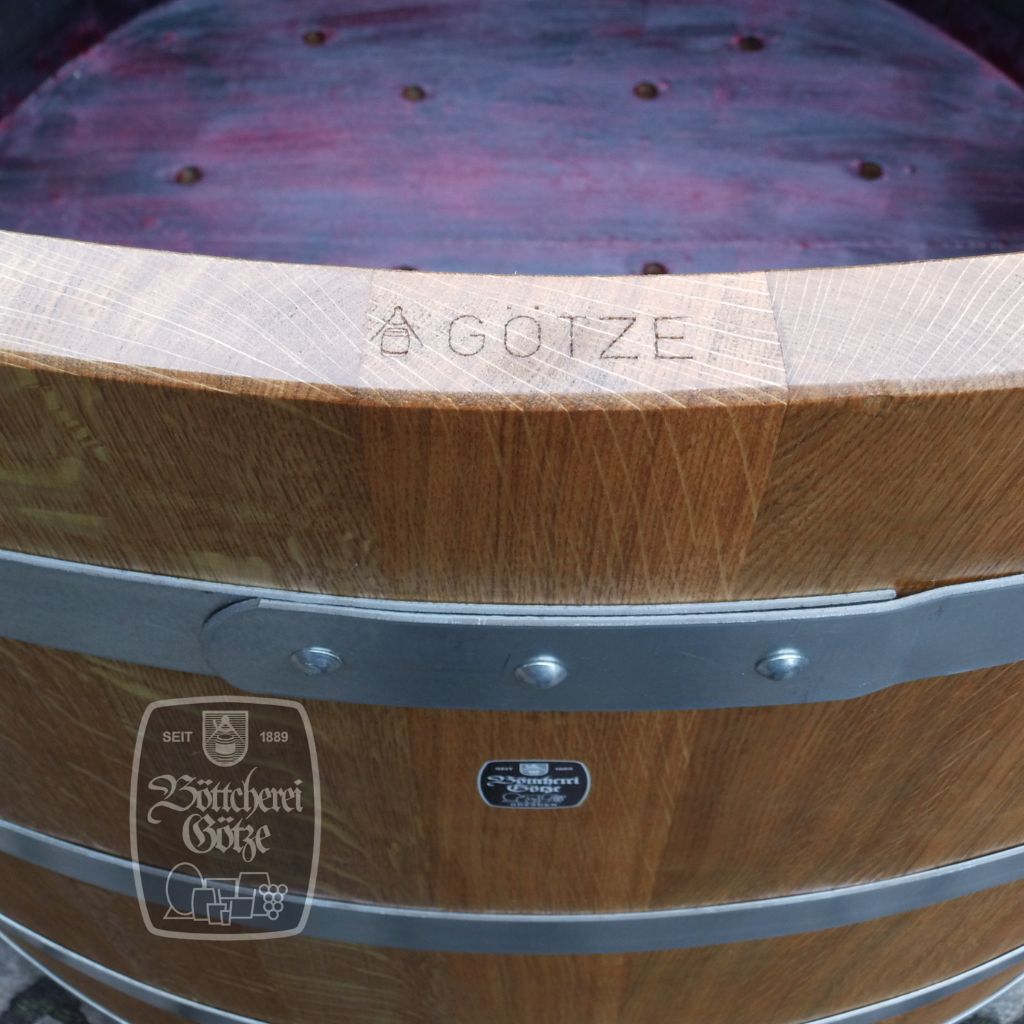 Eingestanzter Böttcherei-Schriftzug im Hirnholz großer Pflanzbottiche