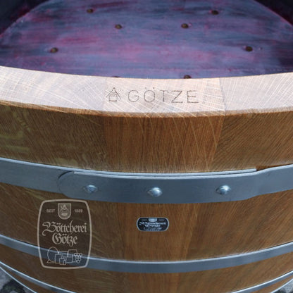 Eingestanzter Böttcherei-Schriftzug im Hirnholz großer Pflanzbottiche