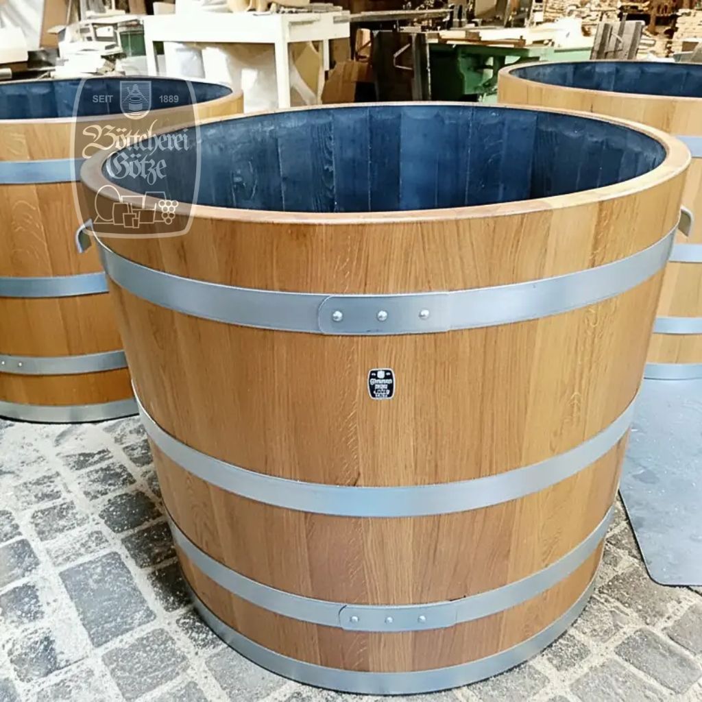 Ein großer Pflanzbottich wartet auf seinen Einsatz im Schlosspark Pillnitz