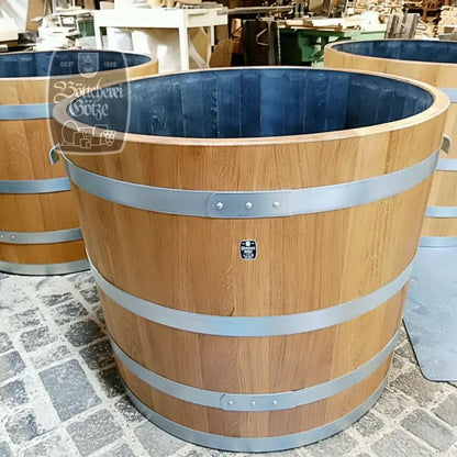 Ein großer Pflanzbottich wartet auf seinen Einsatz im Schlosspark Pillnitz