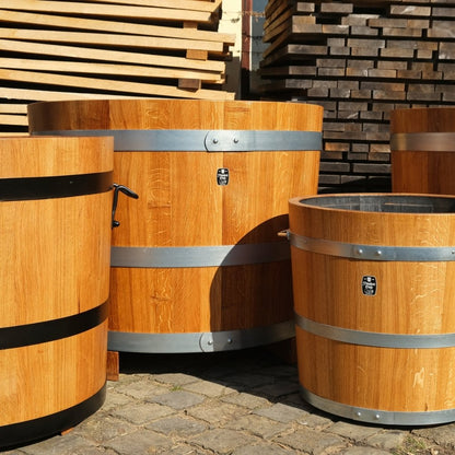 Sonnenbestrahltes Ensemble großer Pflanzbottiche