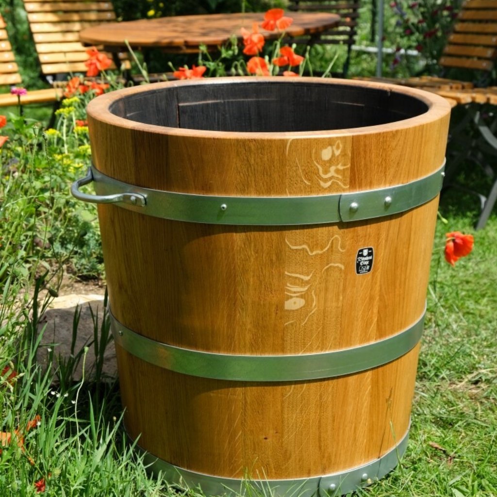 traditionell gefertigter Eichenholzkübel im Garten