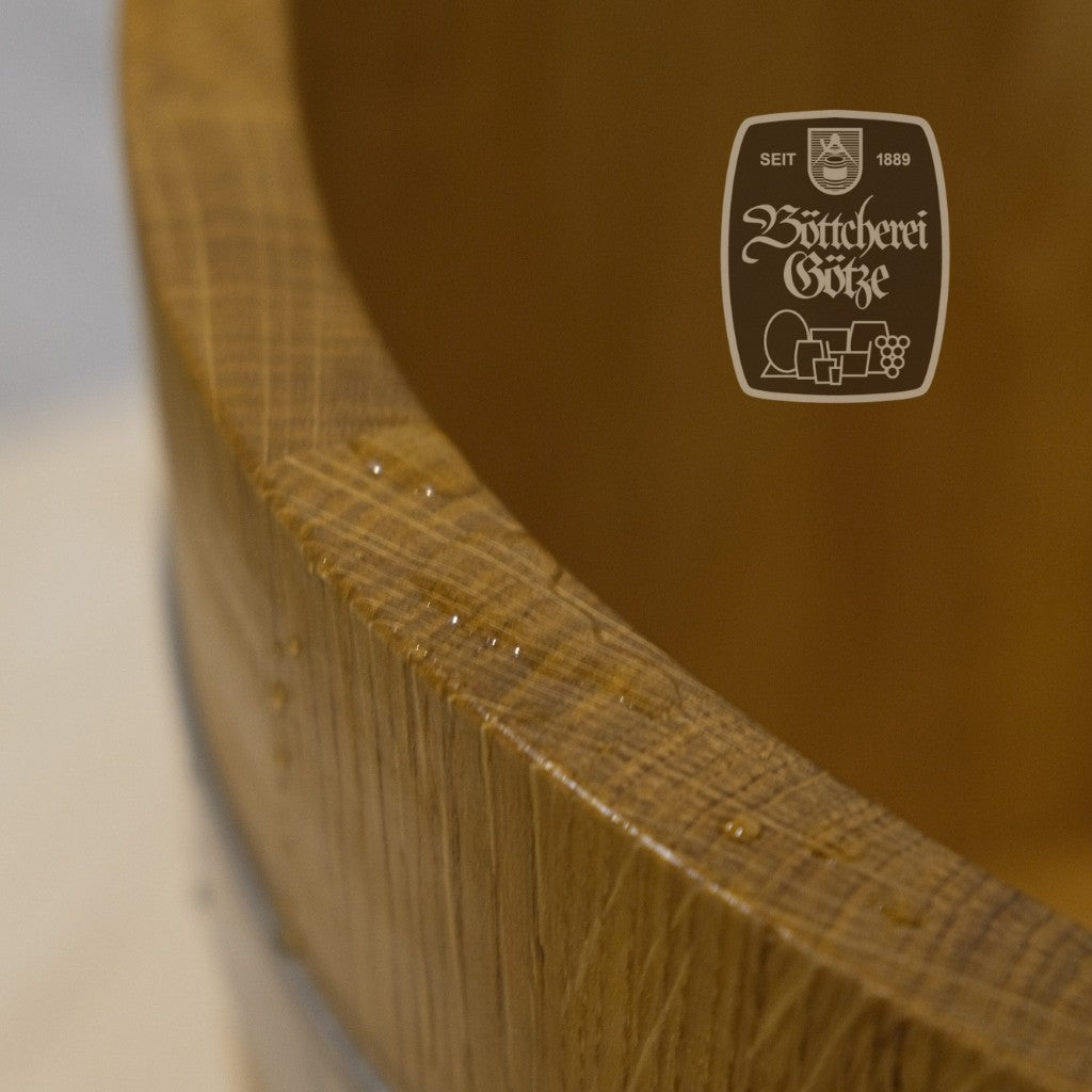 Wasser dringt nicht ins Holz ein - mit Hartwachssiegel behandelt