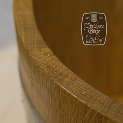 Wasser dringt nicht ins Holz ein - mit Hartwachssiegel behandelt