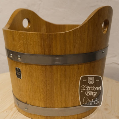 Seitenansicht der geschwungenen Handdauben einer Eichen-Fußbadewanne