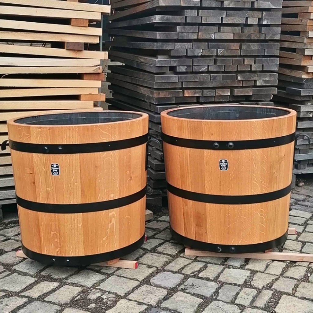 Große Pflanzbottiche mit schwarzen Reifen – Handwerk vor dem ersten Einsatz