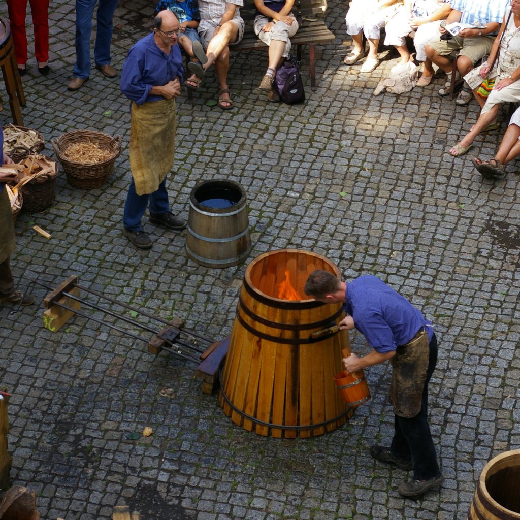 Hitze und Wasser machen Holz biegeweich - traditionelles Fassbiegen
